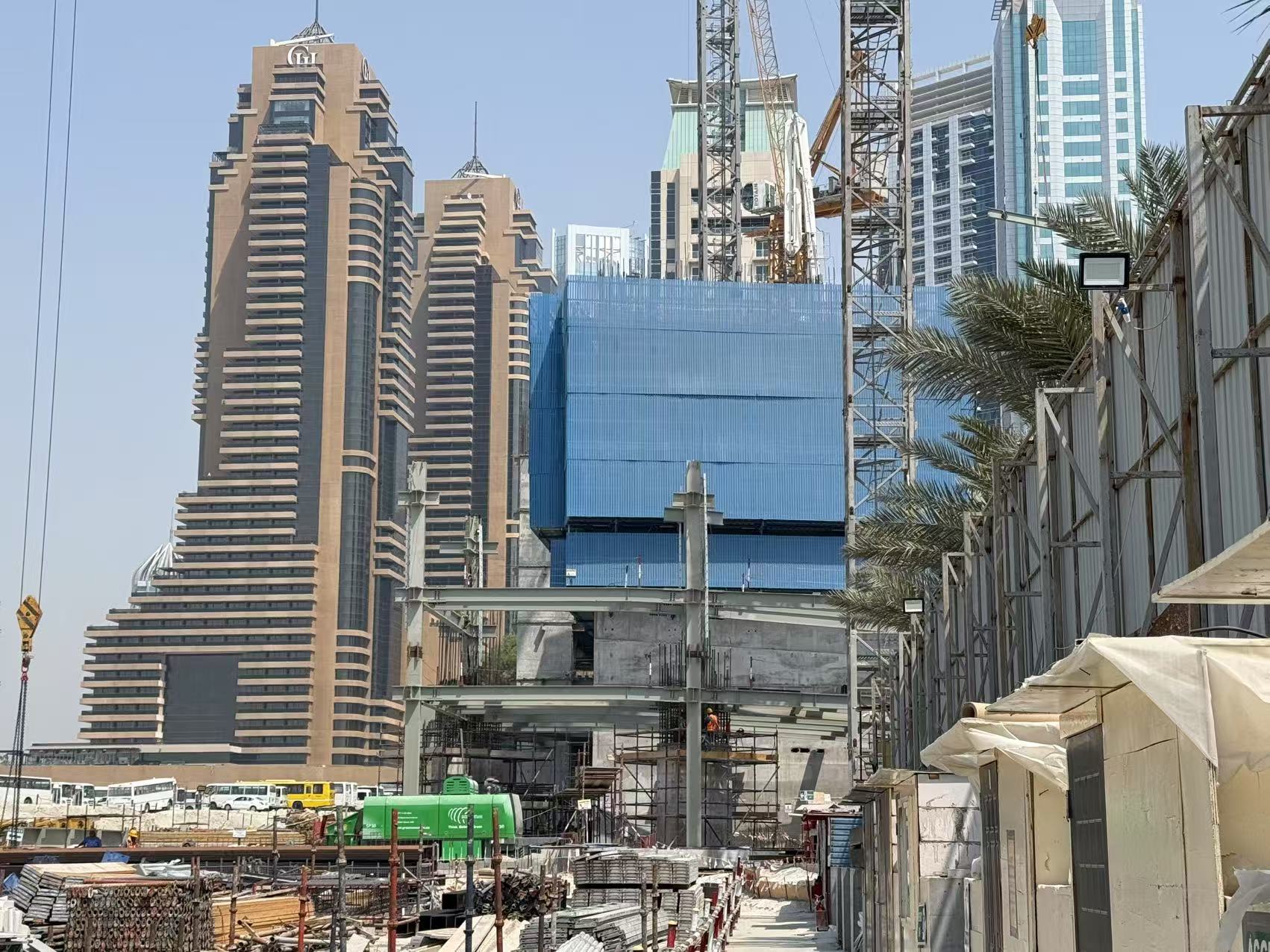 La Loĝejoj, Al Habtoor Grand: Montrofenestro de Luksa kaj Noviga Konstrua Teknologio